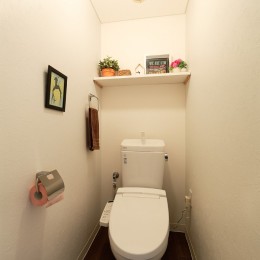 猫と暮らす無垢フローリングの家 (シンプルなトイレ)