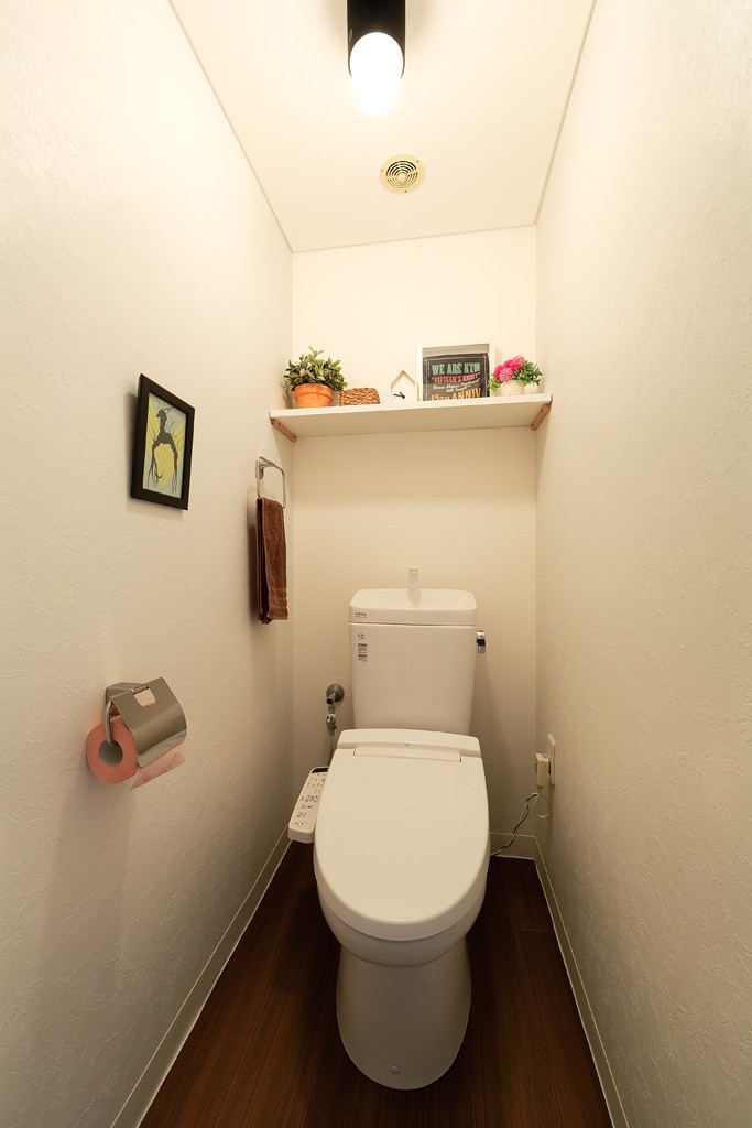 バス/トイレ事例：シンプルなトイレ（猫と暮らす無垢フローリングの家）