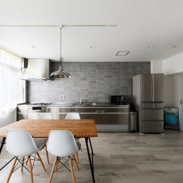 上質キッチンが映えるシンプル＆モダンな空間