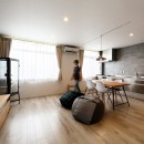 上質キッチンが映えるシンプル＆モダンな空間の写真 リビングスペース