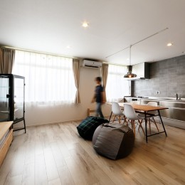 上質キッチンが映えるシンプル＆モダンな空間 (リビングスペース)