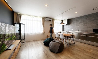 リビングスペース｜上質キッチンが映えるシンプル＆モダンな空間