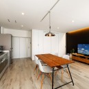 上質キッチンが映えるシンプル＆モダンな空間の写真 ブラック調のアクセントクロスがインパクトのあるリビング