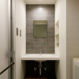 上質キッチンが映えるシンプル＆モダンな空間 (シンプルな空間の洗面室)