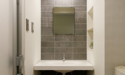 シンプルな空間の洗面室｜上質キッチンが映えるシンプル＆モダンな空間