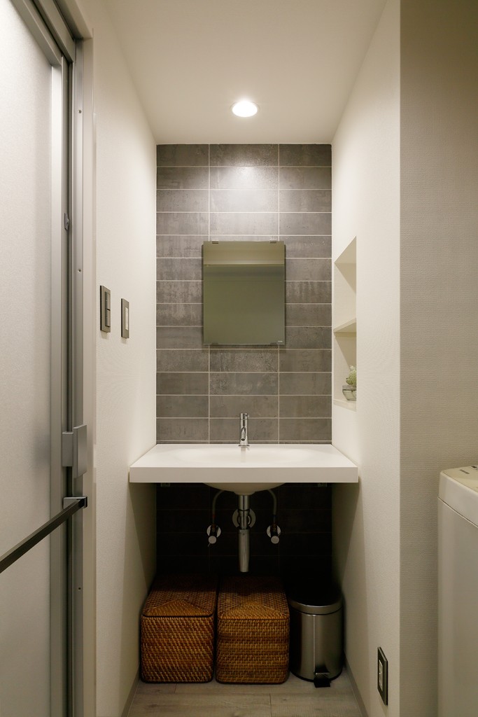 バス/トイレ事例：シンプルな空間の洗面室（上質キッチンが映えるシンプル＆モダンな空間）