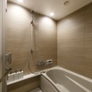 上質キッチンが映えるシンプル＆モダンな空間の写真 バスルーム