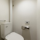 上質キッチンが映えるシンプル＆モダンな空間の写真 トイレ