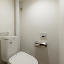 上質キッチンが映えるシンプル＆モダンな空間 (トイレ)