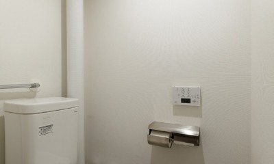 上質キッチンが映えるシンプル＆モダンな空間 (トイレ)