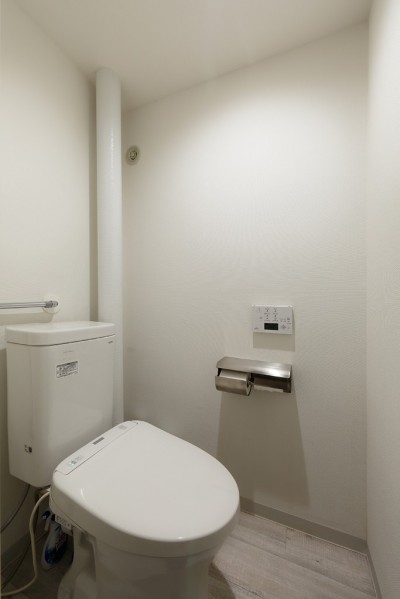 トイレ (上質キッチンが映えるシンプル＆モダンな空間)