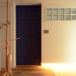 『a continue』 ― 「これから」を描く部屋 (寝室ドアと玄関)