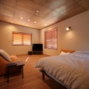 自然素材に囲まれた個性豊かな終の住処の写真 寝室