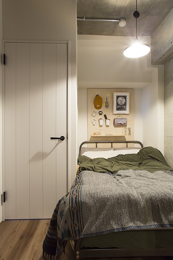 ベッドルーム事例：就寝時に使う小物は有孔ボードを使って収納＠デコレーション・ハウス（デコレーション・ハウス）