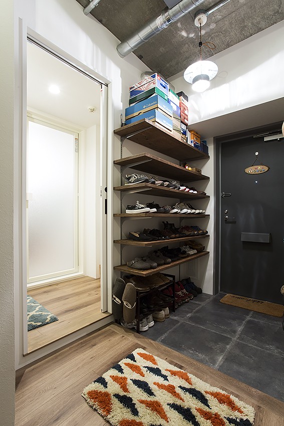 玄関事例：造作棚で靴もディスプレイ＠デコレーション・ハウス（デコレーション・ハウス）
