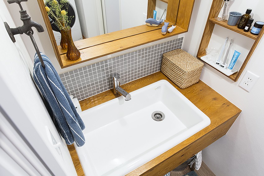 バス/トイレ事例：木枠の幅を広めにとって洗面小物を整列収納＠デコレーション・ハウス（デコレーション・ハウス）