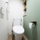 デコレーション・ハウスの写真 マットグリーンのアクセントウォールトイレ＠デコレーション・ハウス