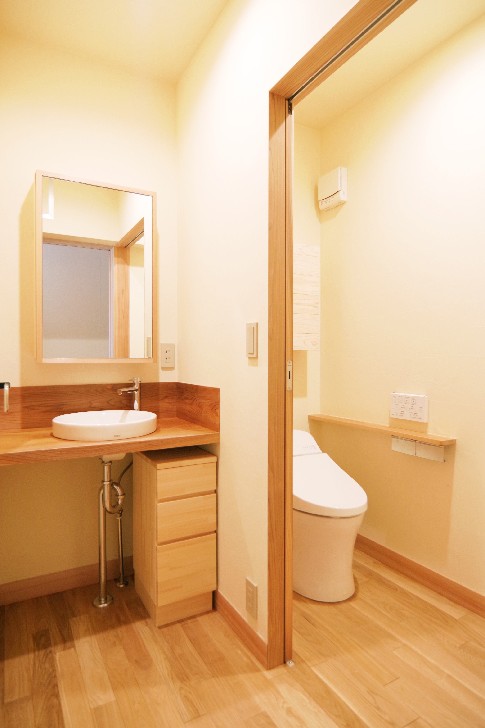 パウダールームも兼ねた洗面室とトイレ(珪藻土の自然素材リフォーム) バス/トイレ事例｜SUVACO(スバコ)