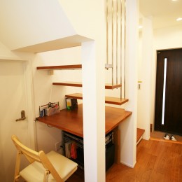 階段の４段目が机 (TWIN SMALL HOUSE)
