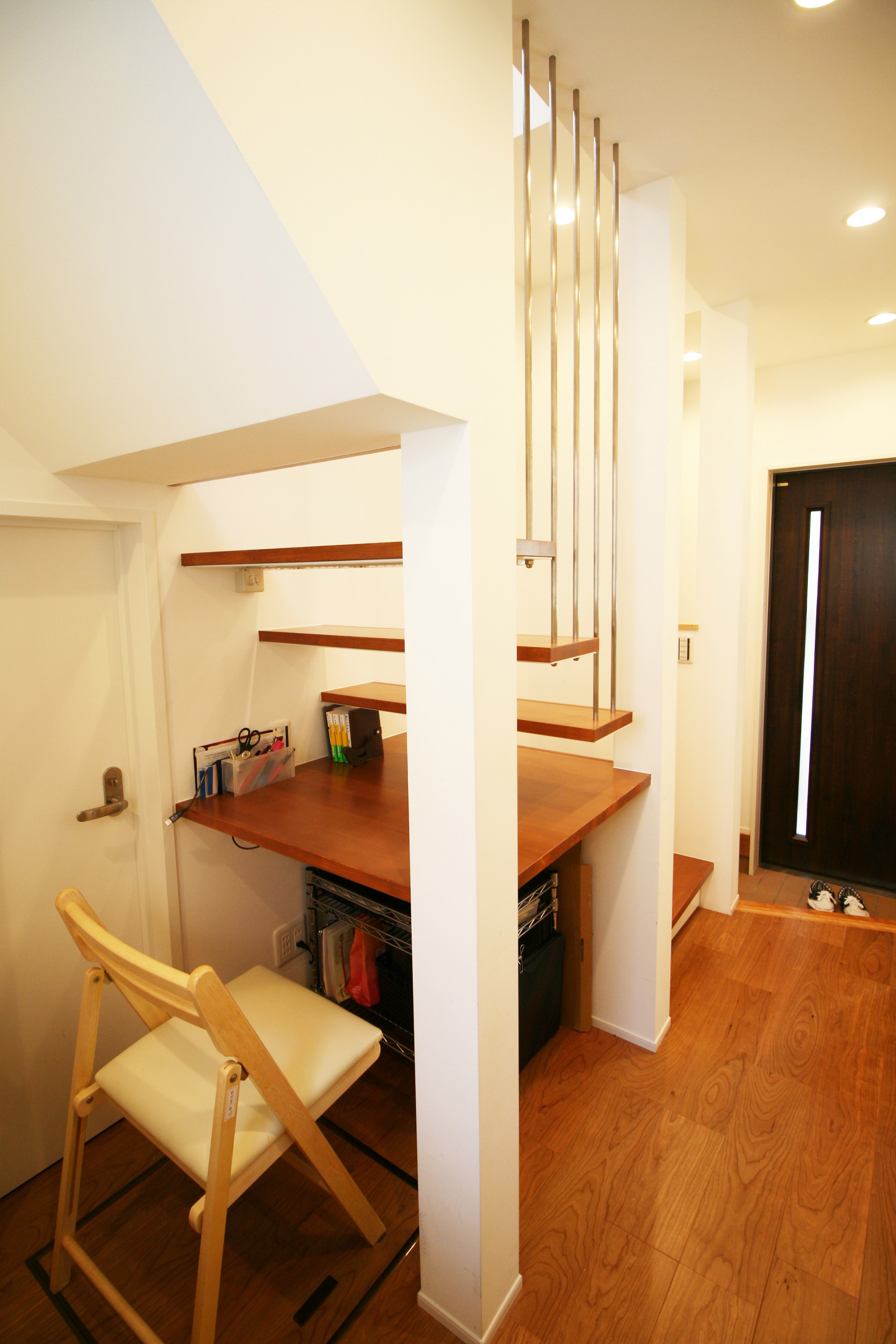 玄関事例：階段の４段目が机（TWIN SMALL HOUSE）