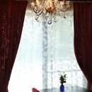 小さなイングリッシュコテージレストラン、まあさの家の写真 アンティーク風なシャンデリアにカーテン
