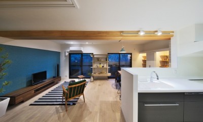 キッチンからリビングを眺める　-夕景-｜ブルー好きな夫婦の北欧テイストな家