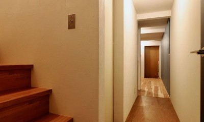 大阪市阿倍野区O邸〜間口３メートル 狭小間口の購入から始まった新築木造３階建て住宅 (１階階段)