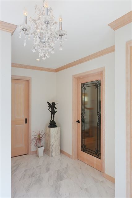 玄関事例：床暖房を設けた大理石の玄関ホール（パリの家 Le Logement de Paris憧れの住まいを。）