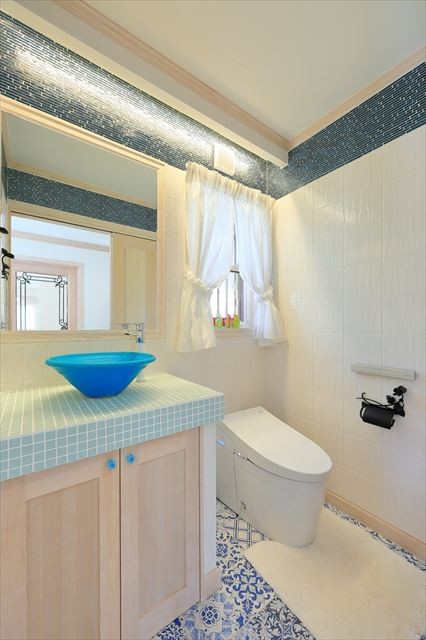 イタリアタイルの床とガラスモザイクがきいたトイレ。(パリの家 Le