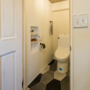 アウトドアリビングの暮らしを楽しめる家の写真 六角形の床が目を引くトイレ