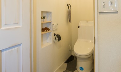 六角形の床が目を引くトイレ｜アウトドアリビングの暮らしを楽しめる家