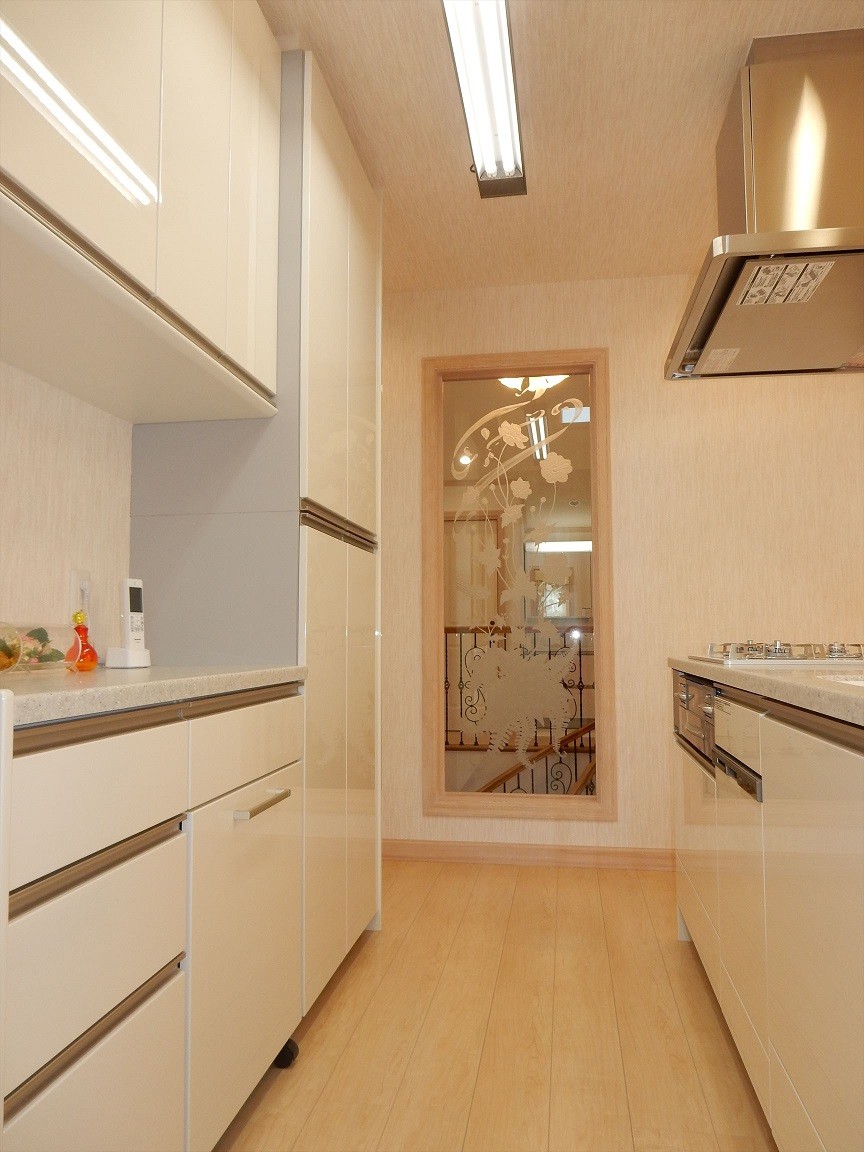 キッチン事例：アイランドキッチンとたっぷり壁面収納（パリの家 Le Logement de Paris憧れの住まいを。）