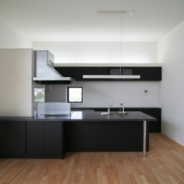 ミニマルデザインのハコ型の家 (キッチン)