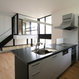 ミニマルデザインのハコ型の家 (キッチンからリビングを見る)