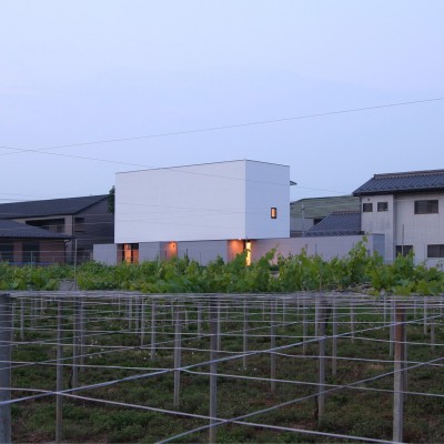 夕景 (ミニマルデザインのハコ型の家)