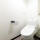 インナーバルコニーのある開放的な家の写真 個性的なタイルのトイレ