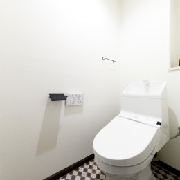 インナーバルコニーのある開放的な家 (個性的なタイルのトイレ)