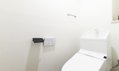 個性的なタイルのトイレ｜インナーバルコニーのある開放的な家