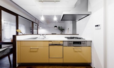 機能的なペニンシュラキッチン｜インナーバルコニーのある開放的な家