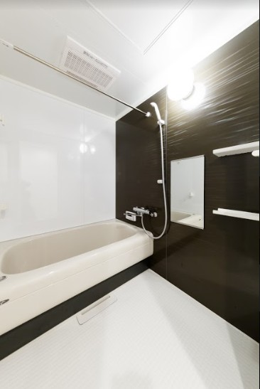 バス/トイレ事例：シンプルなバスルーム（インナーバルコニーのある開放的な家）