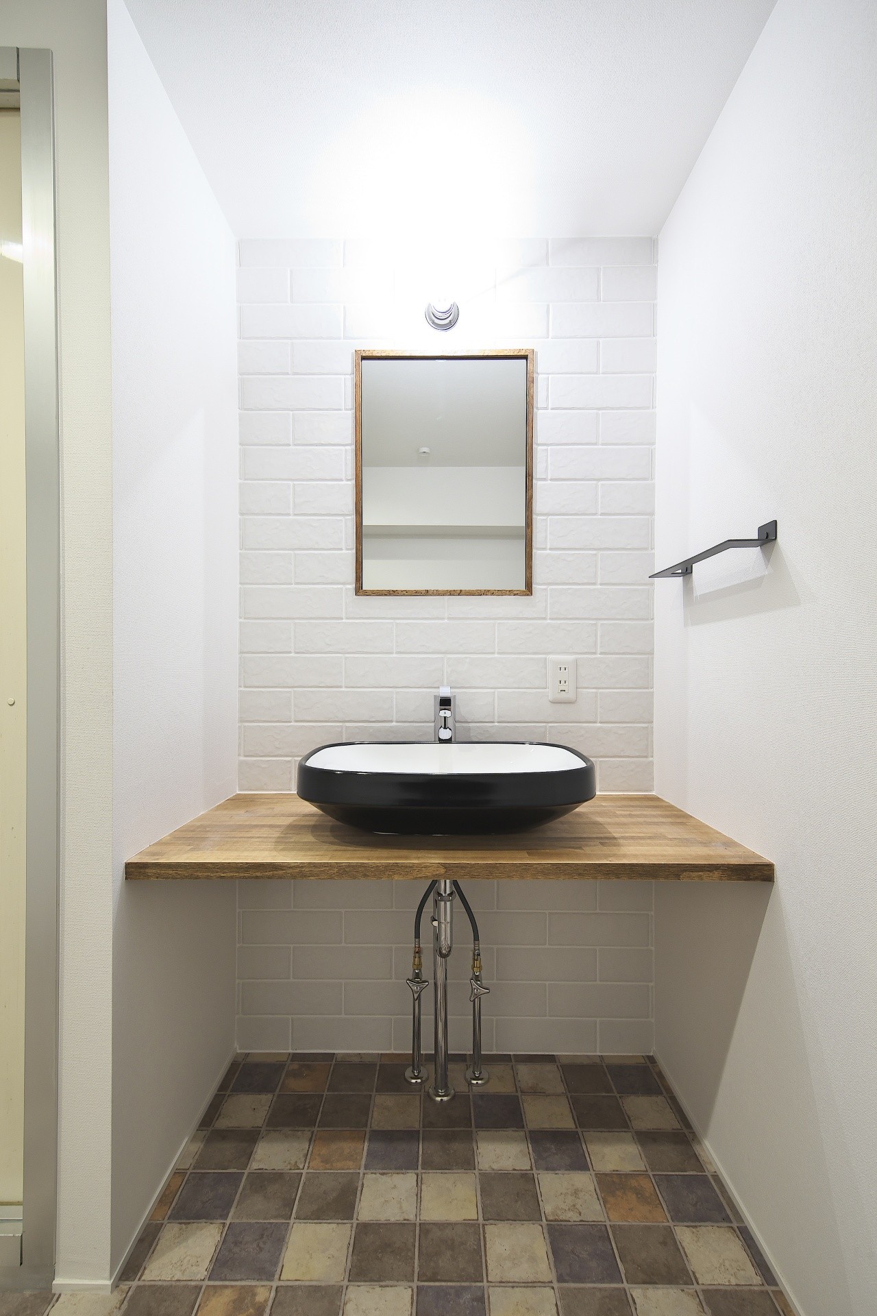 バス/トイレ事例：ヴィンテージ感のある洗面室（充実した収納でいつでもキレイな家に。アンティークな雰囲気漂うマンションリノベーション）