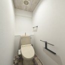 充実した収納でいつでもキレイな家に。アンティークな雰囲気漂うマンションリノベーションの写真 あたたかみのあるインテリアで調えたトイレ