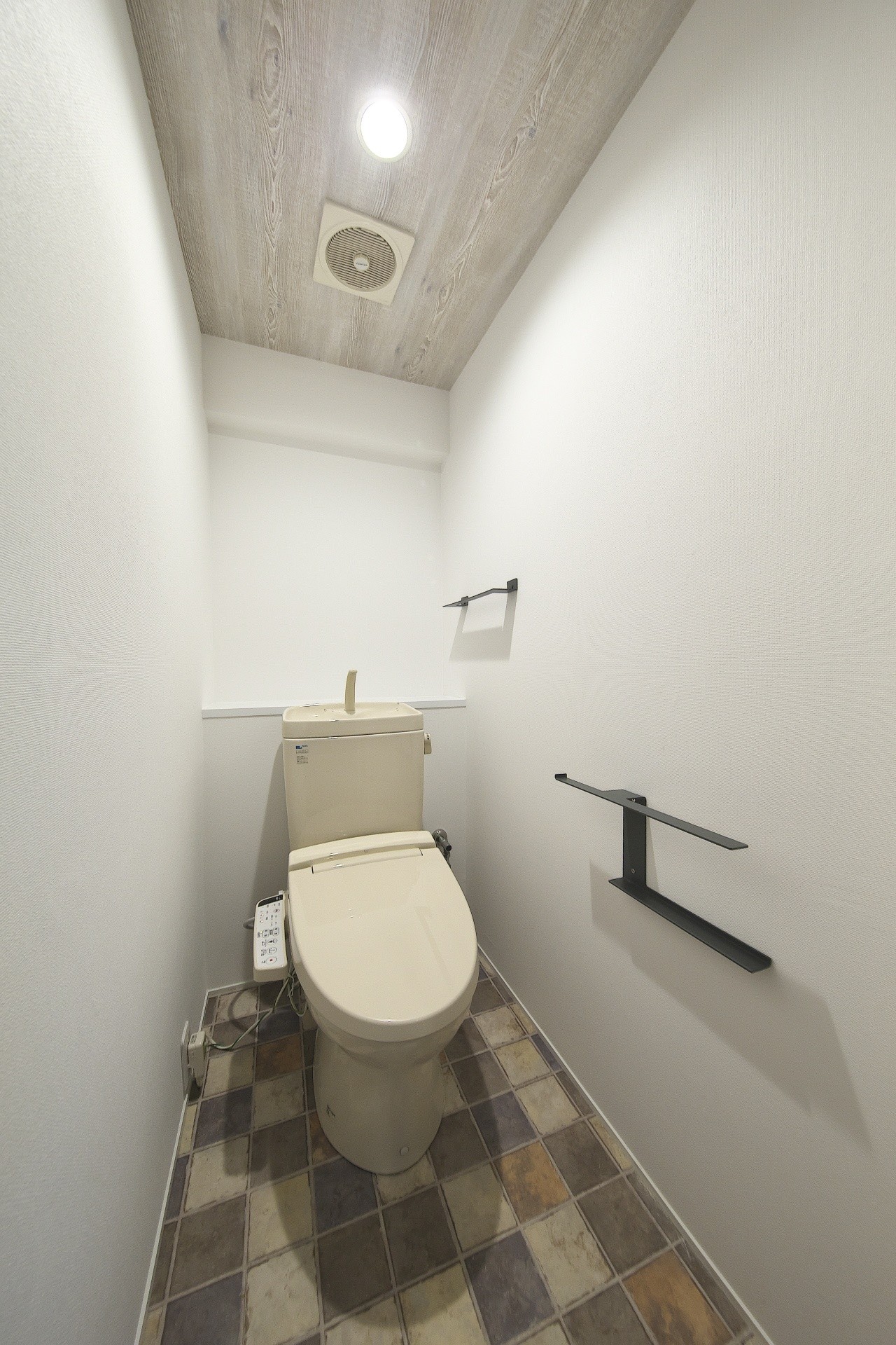 バス/トイレ事例：あたたかみのあるインテリアで調えたトイレ（充実した収納でいつでもキレイな家に。アンティークな雰囲気漂うマンションリノベーション）