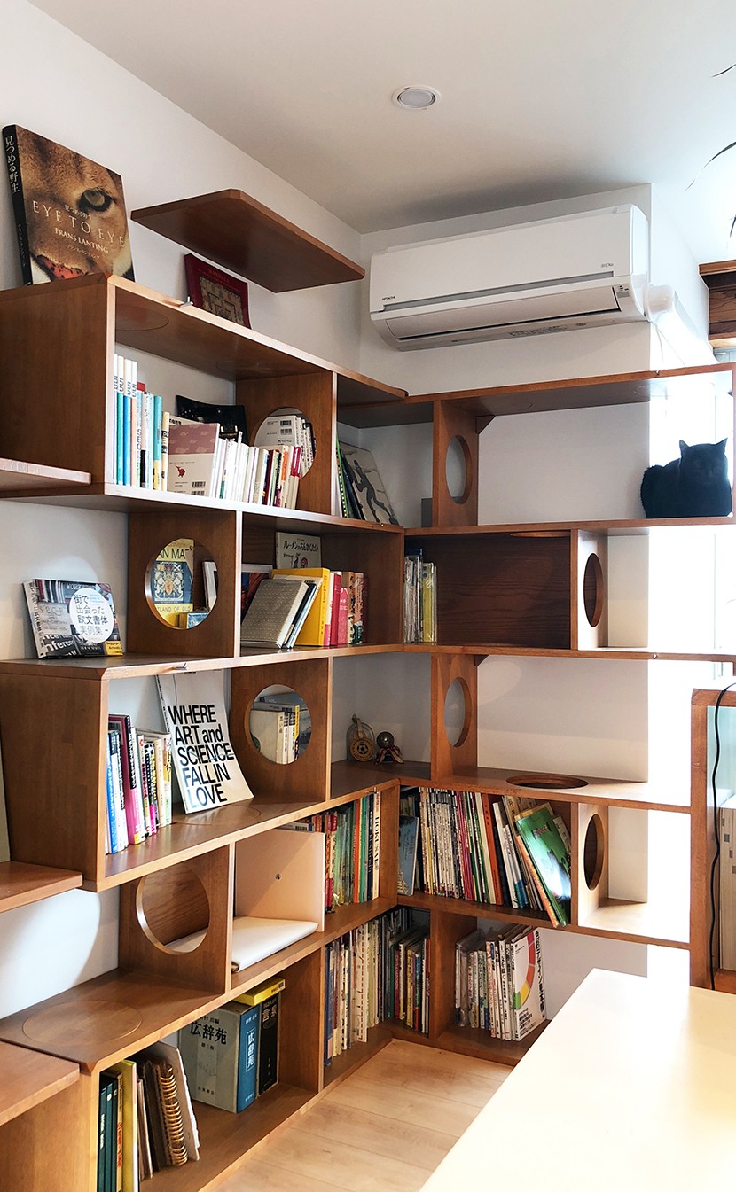 書斎事例：NY& CAVE SHELFを2台重ねたレイアウト。大容量の収納兼ペットのお気に入りの場所。（G阿佐ヶ谷）