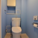 雲梯（うんてい）のある家の写真 壁紙がかわいいトイレ