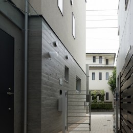 小規模デザイナーズアパートメント｜三茶の集住 (1階外部通路)