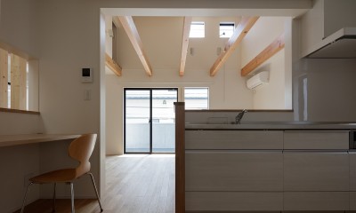 小規模デザイナーズアパートメント｜三茶の集住 (対面キッチンより)