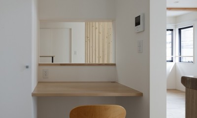 小規模デザイナーズアパートメント｜三茶の集住 (キッチン脇のワークカウンター)