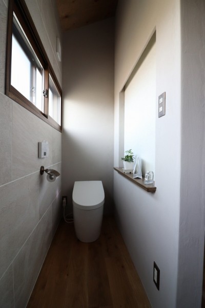 トイレ (自然素材と色彩を楽しむ家)