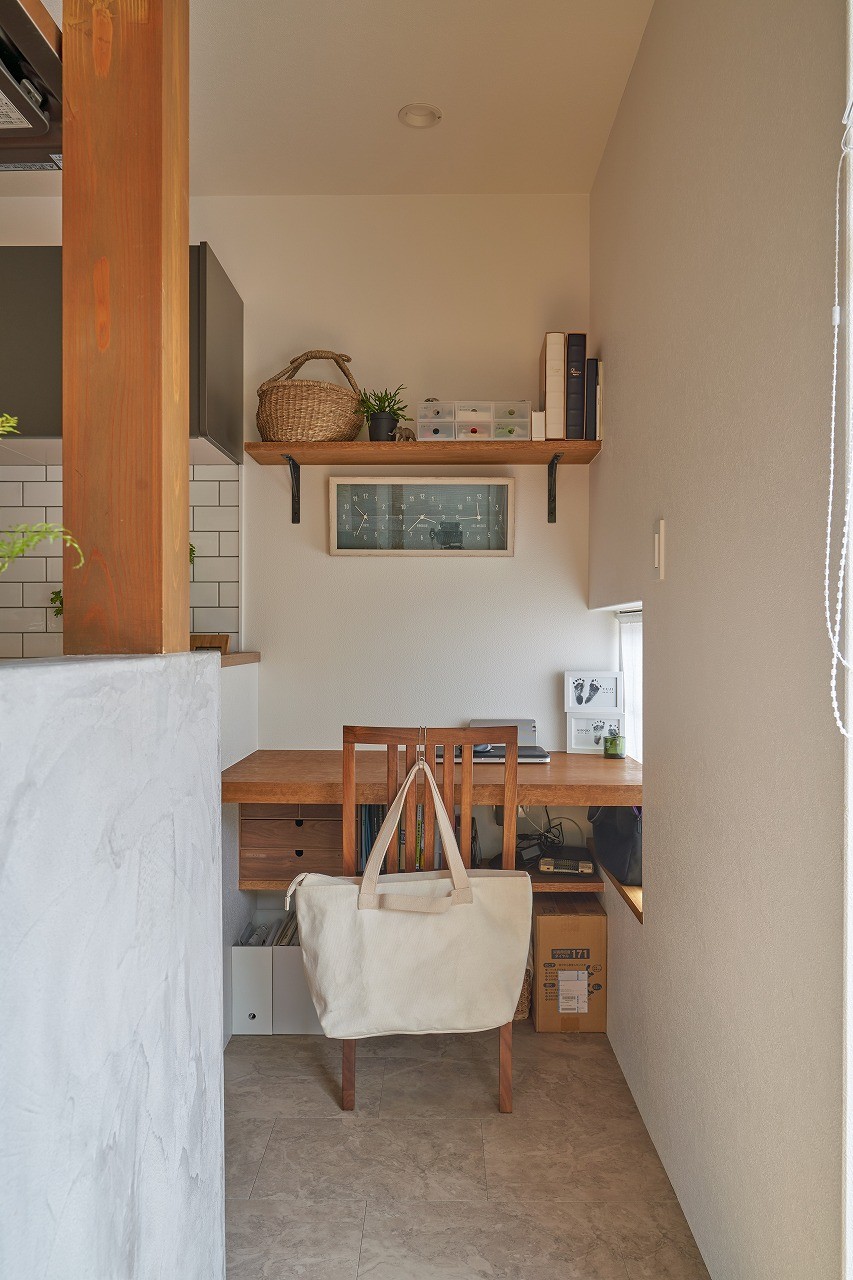 キッチン事例：作業スペース（シンプルで都会的な戸建てリノベーション）